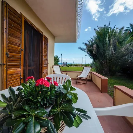 Giallomare מלון דירות 4*